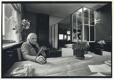 404906 Portret van mevr. Truus Schröder-Schräder, bewoonster van het Rietveld Schröderhuis (Prins Hendriklaan 50) te Utrecht.